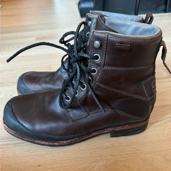 Men's UGG sz 11 preowned waterproof Brown Leather Boots - Picture 2 of 9